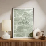 affiche avec typographie verte inhale exhale sur fond vert aquatique texture ave meuble.webp
