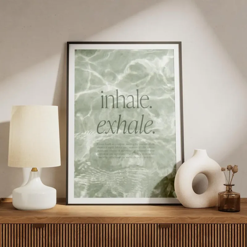 affiche avec typographie verte inhale exhale sur fond vert aquatique texture ave meuble.webp