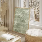 affiche avec typographie verte inhale exhale sur fond vert aquatique texture ave salon beige.webp