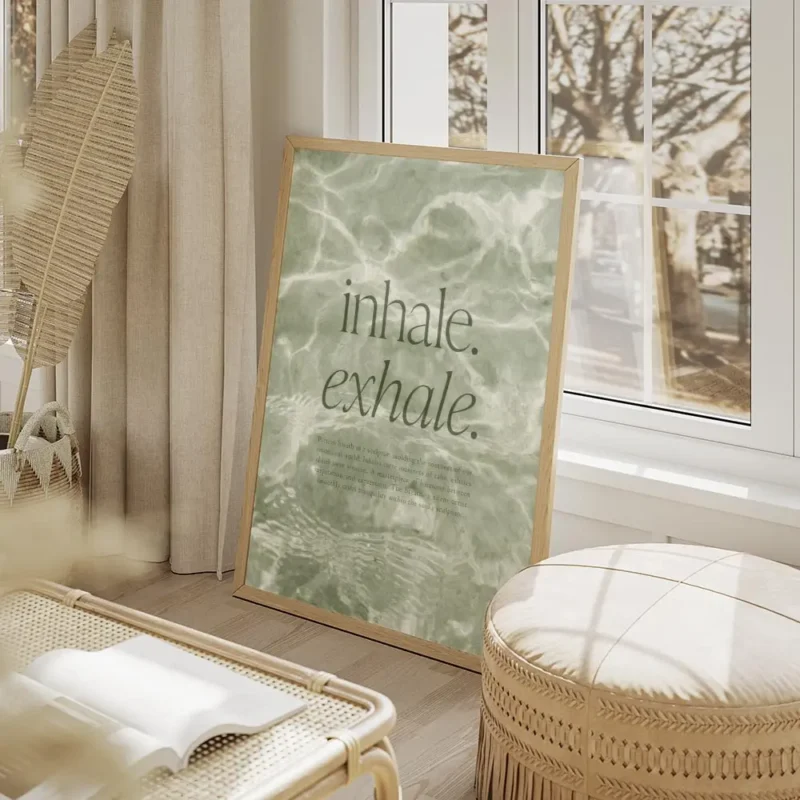 affiche avec typographie verte inhale exhale sur fond vert aquatique texture ave salon beige.webp
