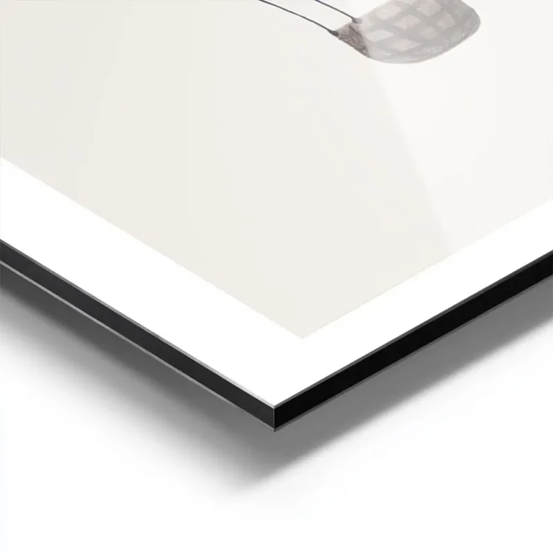 affiche avec un ballon a air chaud aux rayures blanches et beige aux details ble aluminium.webp