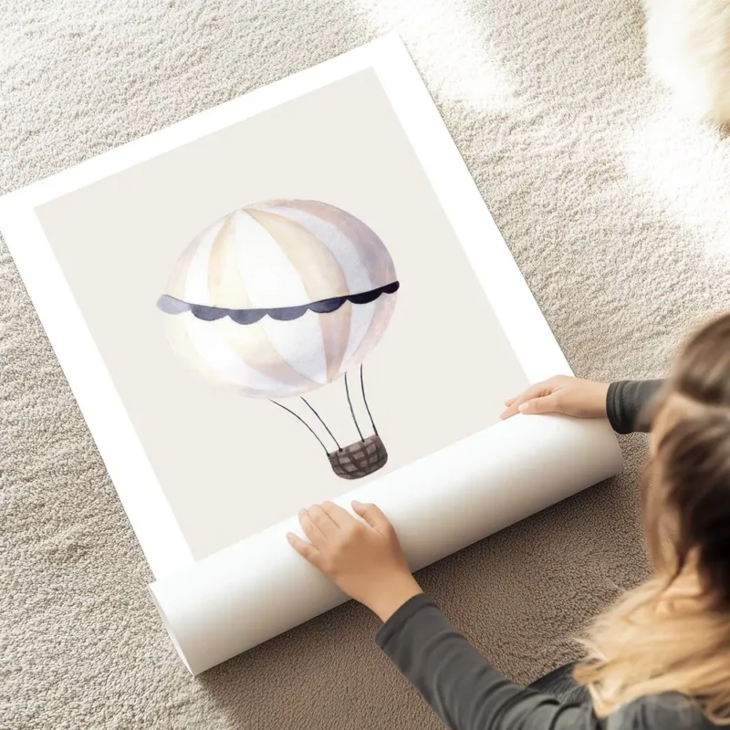 affiche avec un ballon a air chaud aux rayures blanches et beige aux details ble au sol.webp