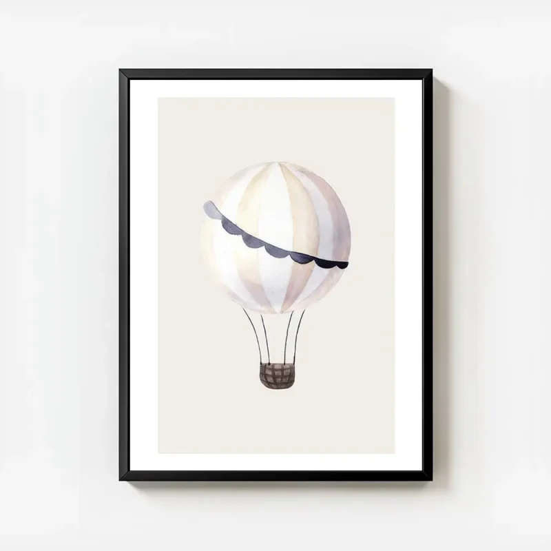 affiche avec un ballon a air chaud aux rayures blanches et beige aux details ble avec cadre.webp