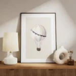 affiche avec un ballon a air chaud aux rayures blanches et beige aux details ble meuble.webp