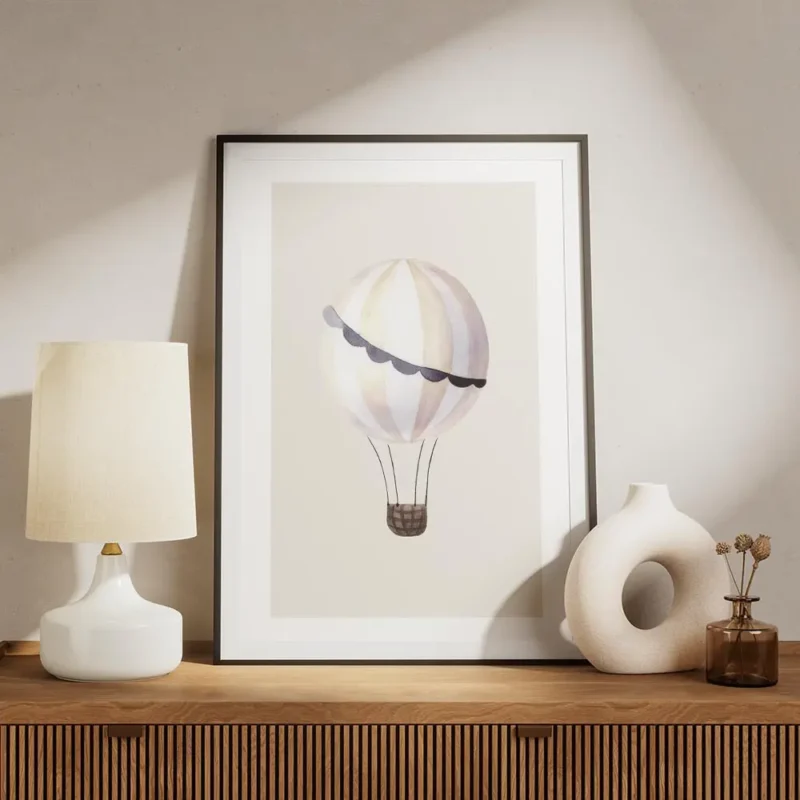 affiche avec un ballon a air chaud aux rayures blanches et beige aux details ble meuble.webp