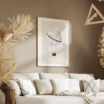 affiche avec un ballon a air chaud aux rayures blanches et beige aux details ble salon.webp