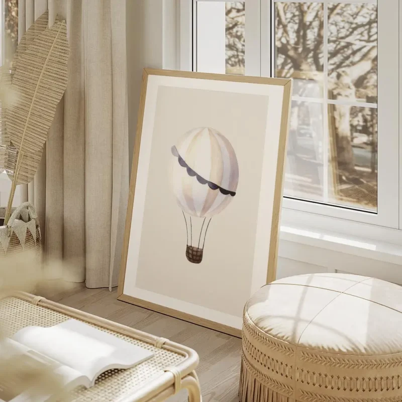 affiche avec un ballon a air chaud aux rayures blanches et beige aux details ble salon beige.webp