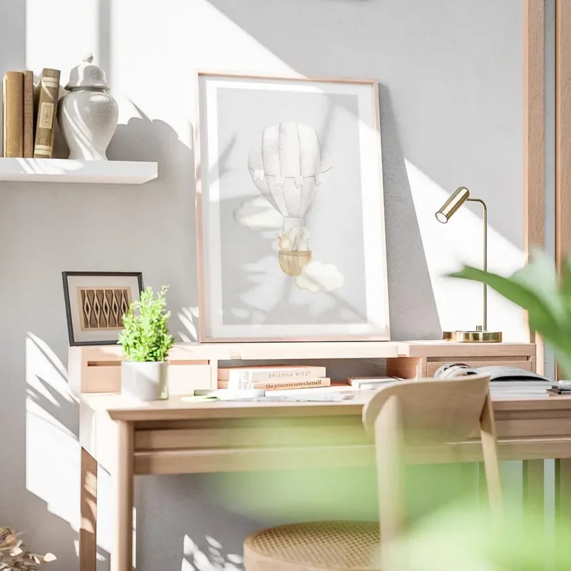 affiche avec un ballon a air chaud blanc un lapin et un elephant dans le panier bureau.webp
