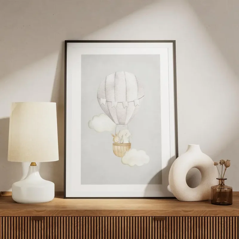 affiche avec un ballon a air chaud blanc un lapin et un elephant dans le panier meuble.webp
