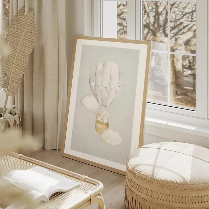 affiche avec un ballon a air chaud blanc un lapin et un elephant dans le panier salon beige.webp