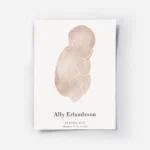 affiche avec un bebe en rose sur fond gris clair et du texte typographie personn.webp