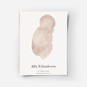 affiche avec un bebe en rose sur fond gris clair et du texte typographie personn.webp