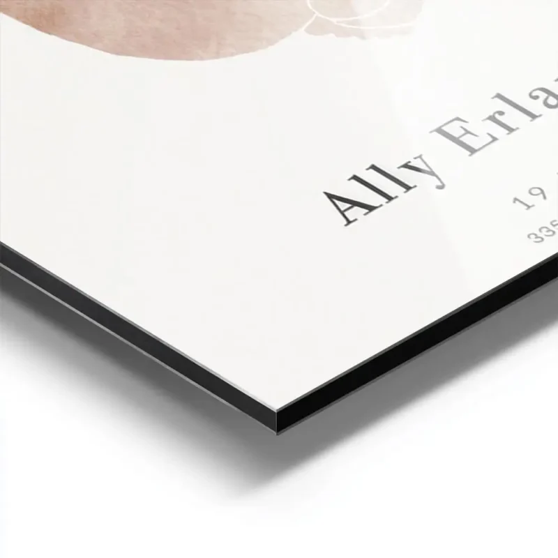 affiche avec un bebe en rose sur fond gris clair et du texte typographie personn aluminium.webp