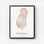 affiche avec un bebe en rose sur fond gris clair et du texte typographie personn avec cadre.webp