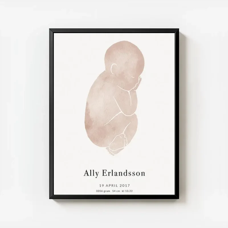 affiche avec un bebe en rose sur fond gris clair et du texte typographie personn avec cadre.webp