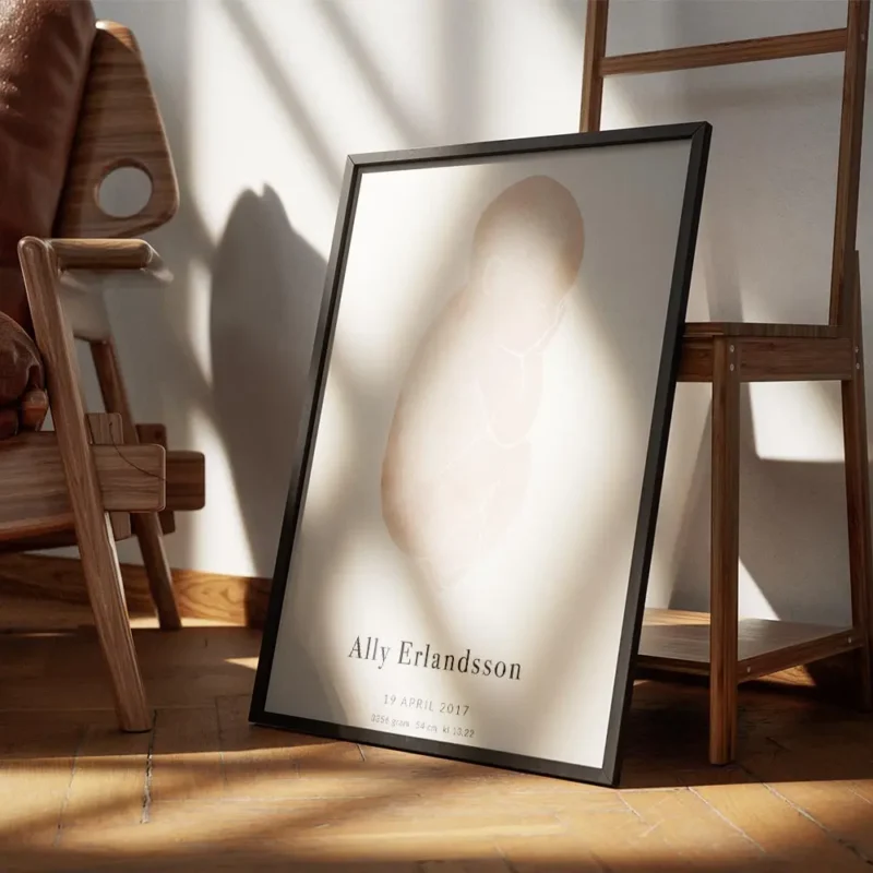 affiche avec un bebe en rose sur fond gris clair et du texte typographie personn encadre.webp