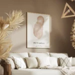 affiche avec un bebe en rose sur fond gris clair et du texte typographie personn salon.webp