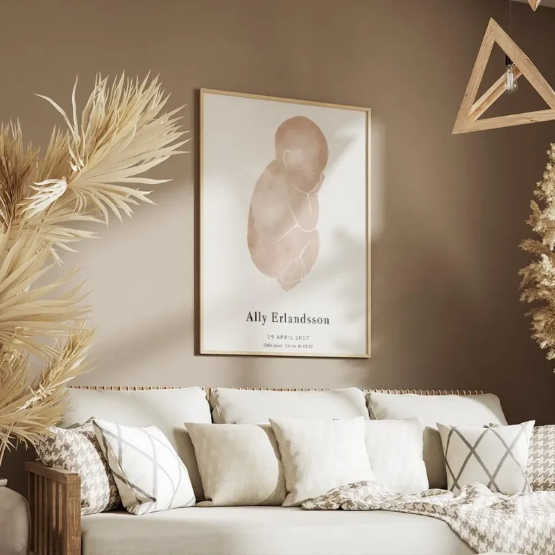 affiche avec un bebe en rose sur fond gris clair et du texte typographie personn salon.webp