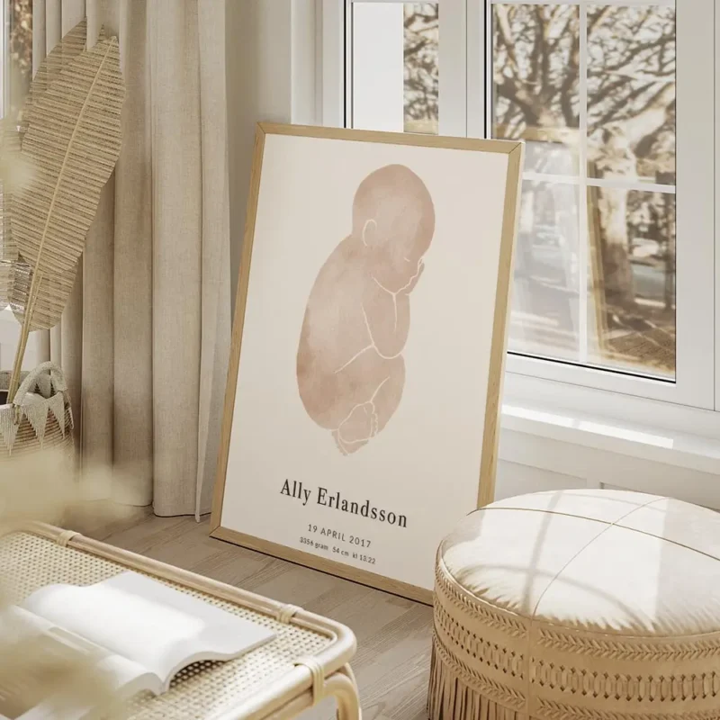 affiche avec un bebe en rose sur fond gris clair et du texte typographie personn salon beige.webp