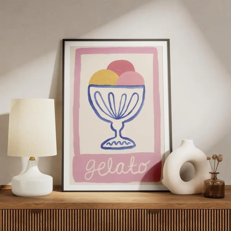 affiche avec un bol de glace bleu contenant trois boules colorees et le mot gela meuble.webp