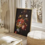 affiche avec un bouquet de fleurs aux couleurs vives et des planetes sur un fond salon beige.webp