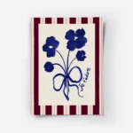 affiche avec un bouquet de fleurs bleues stylisees et un ruban je tadore sur fon.webp