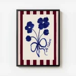 affiche avec un bouquet de fleurs bleues stylisees et un ruban je tadore sur fon avec cadre.webp