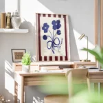affiche avec un bouquet de fleurs bleues stylisees et un ruban je tadore sur fon bureau.webp