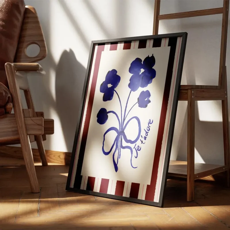affiche avec un bouquet de fleurs bleues stylisees et un ruban je tadore sur fon encadre.webp