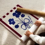 affiche avec un bouquet de fleurs bleues stylisees et un ruban je tadore sur fon enroule.webp