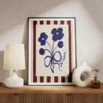 affiche avec un bouquet de fleurs bleues stylisees et un ruban je tadore sur fon meuble.webp