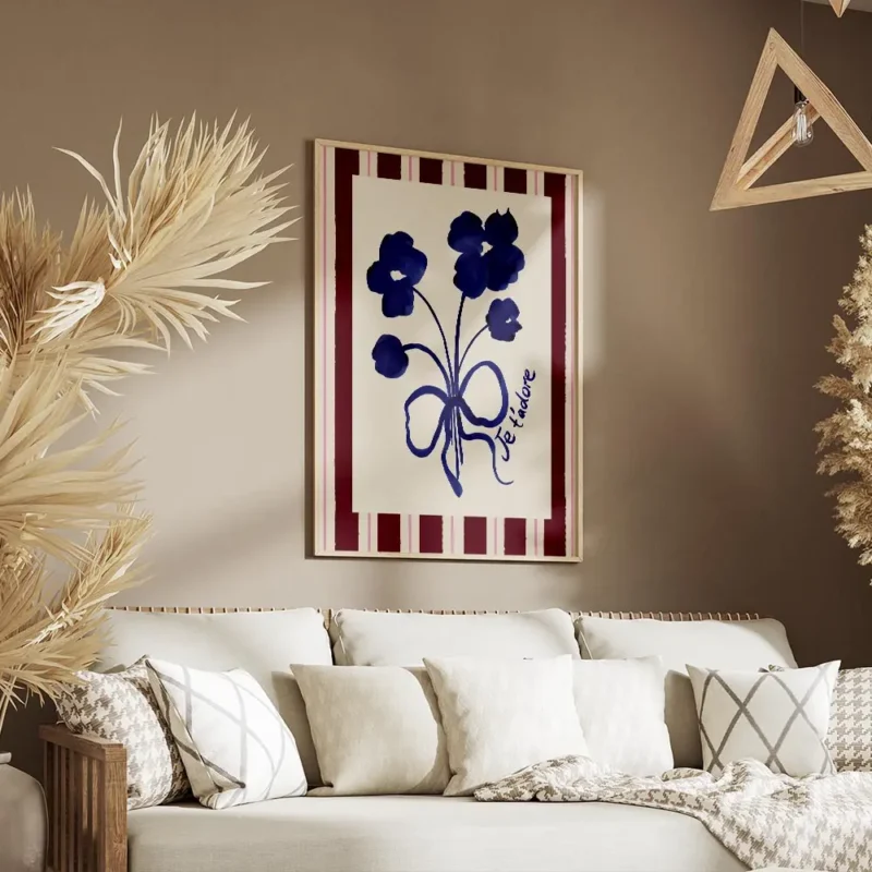 affiche avec un bouquet de fleurs bleues stylisees et un ruban je tadore sur fon salon.webp