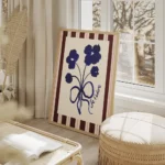affiche avec un bouquet de fleurs bleues stylisees et un ruban je tadore sur fon salon beige.webp