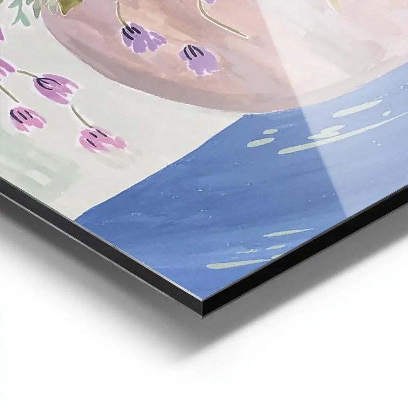 affiche avec un bouquet de fleurs colorees roses et violettes dans un vase sur u aluminium.webp
