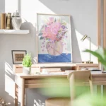 affiche avec un bouquet de fleurs colorees roses et violettes dans un vase sur u bureau.webp