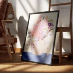 affiche avec un bouquet de fleurs colorees roses et violettes dans un vase sur u encadre.webp