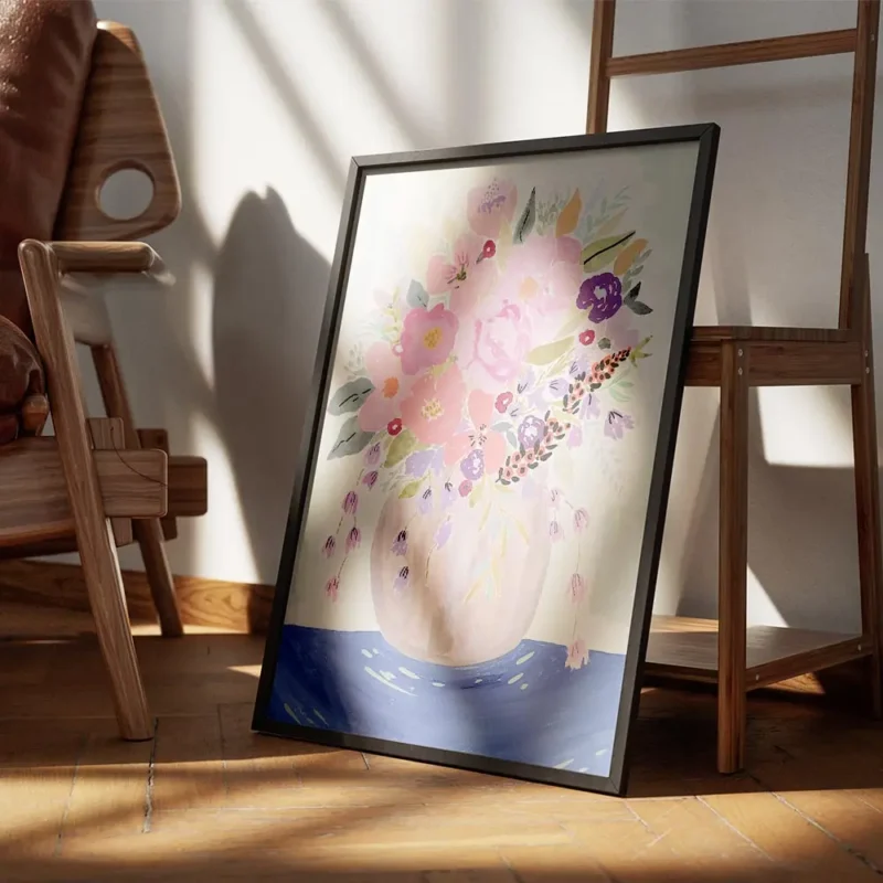 affiche avec un bouquet de fleurs colorees roses et violettes dans un vase sur u encadre.webp