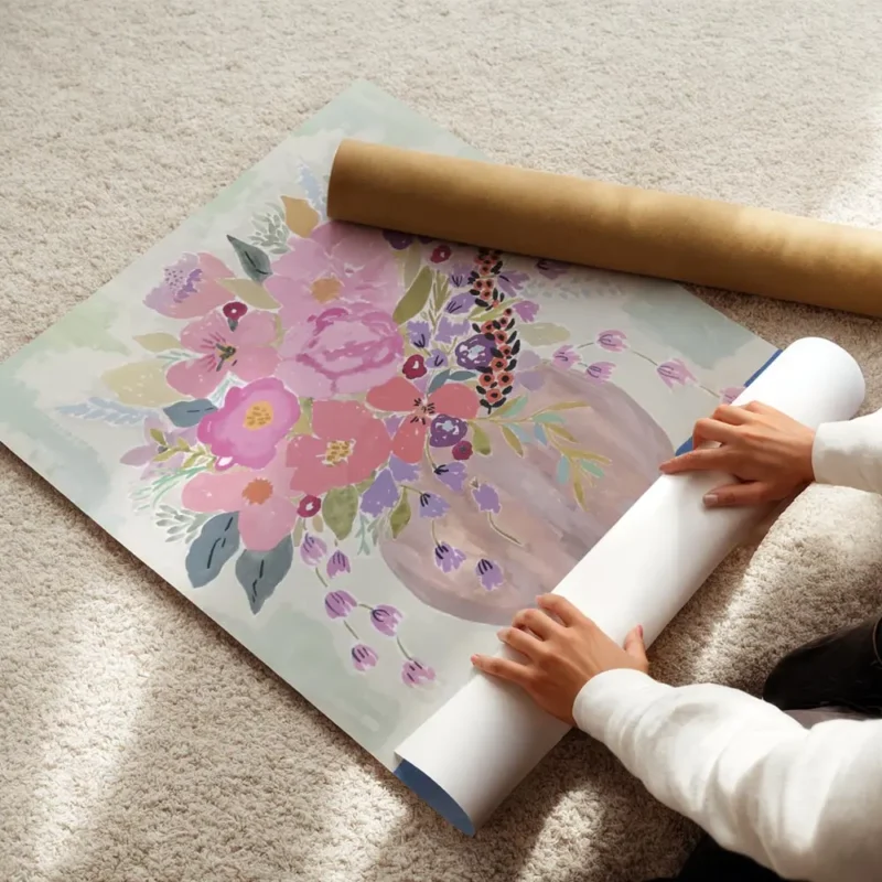 affiche avec un bouquet de fleurs colorees roses et violettes dans un vase sur u enroule.webp