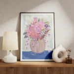 affiche avec un bouquet de fleurs colorees roses et violettes dans un vase sur u meuble.webp