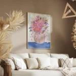 affiche avec un bouquet de fleurs colorees roses et violettes dans un vase sur u salon.webp