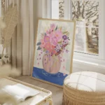 affiche avec un bouquet de fleurs colorees roses et violettes dans un vase sur u salon beige.webp