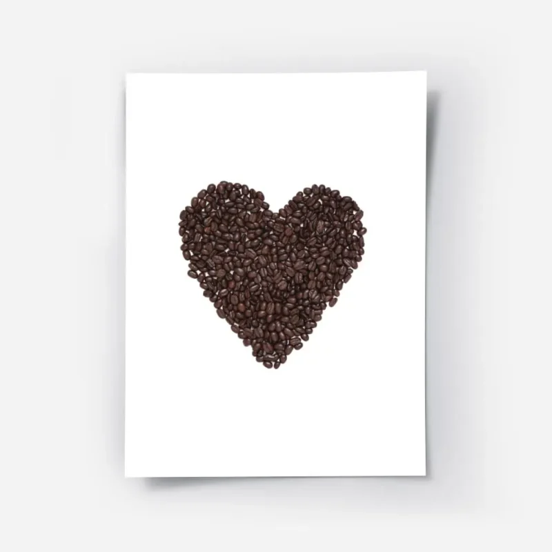 affiche avec un c ur forme de grains de cafe torrefies bruns sur fond blanc uni.webp