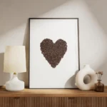 affiche avec un c ur forme de grains de cafe torrefies bruns sur fond blanc uni meuble.webp