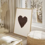 affiche avec un c ur forme de grains de cafe torrefies bruns sur fond blanc uni salon beige.webp