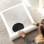 affiche avec un cercle noir et un carre trace sur un fond beige art graphique au sol.webp