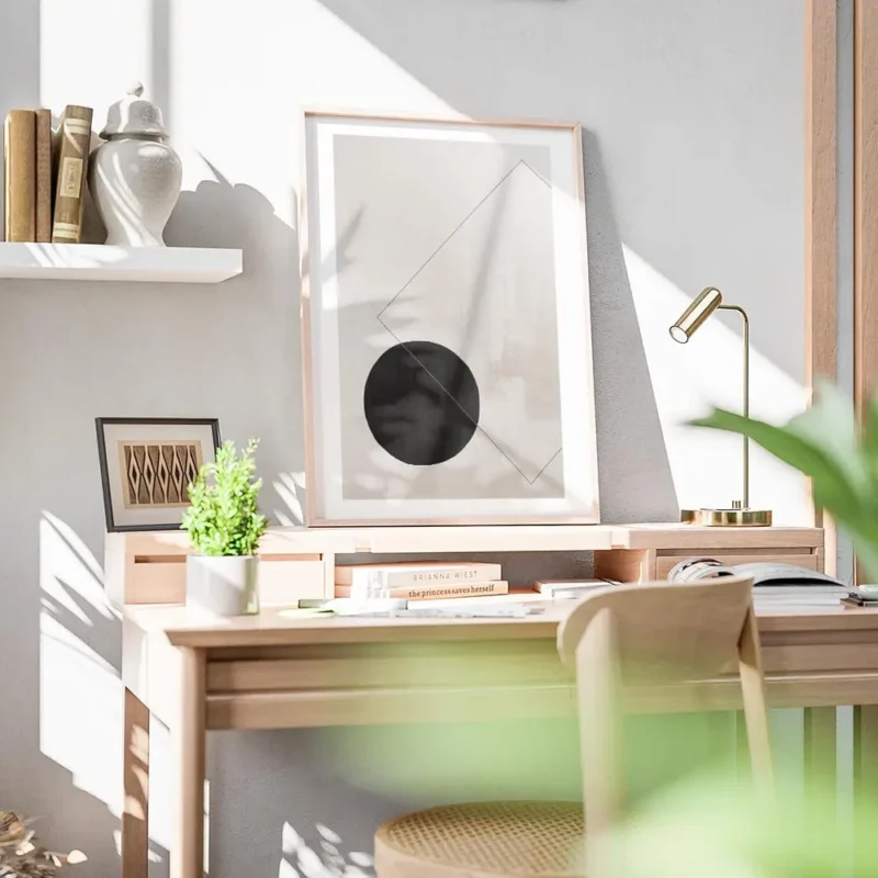 affiche avec un cercle noir et un carre trace sur un fond beige art graphique bureau.webp