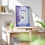 affiche avec un cercle violet et des formes geometriques bleues et grises avec u bureau.webp