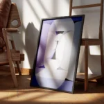 affiche avec un cercle violet et des formes geometriques bleues et grises avec u encadre.webp