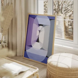 affiche avec un cercle violet et des formes geometriques bleues et grises avec u salon beige.webp