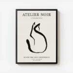 affiche avec un chat noir abstrait en line art sur fond beige avec du texte en t avec cadre.webp